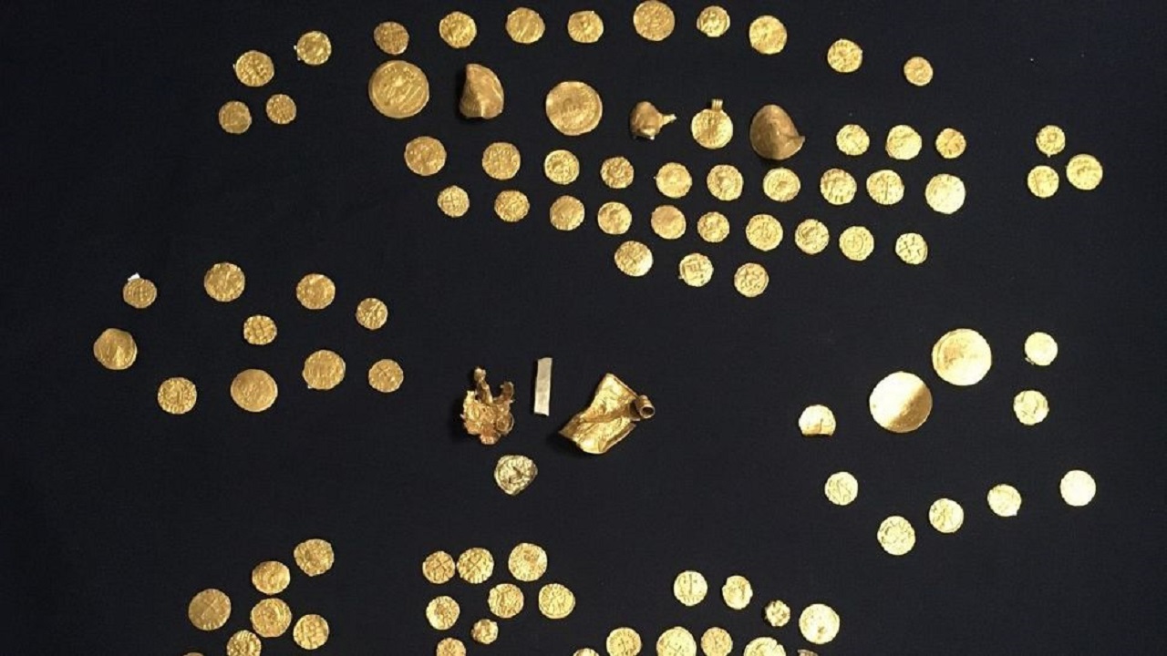 Relíquia milenar: Maior tesouro anglo-saxão é descoberto na Inglaterra