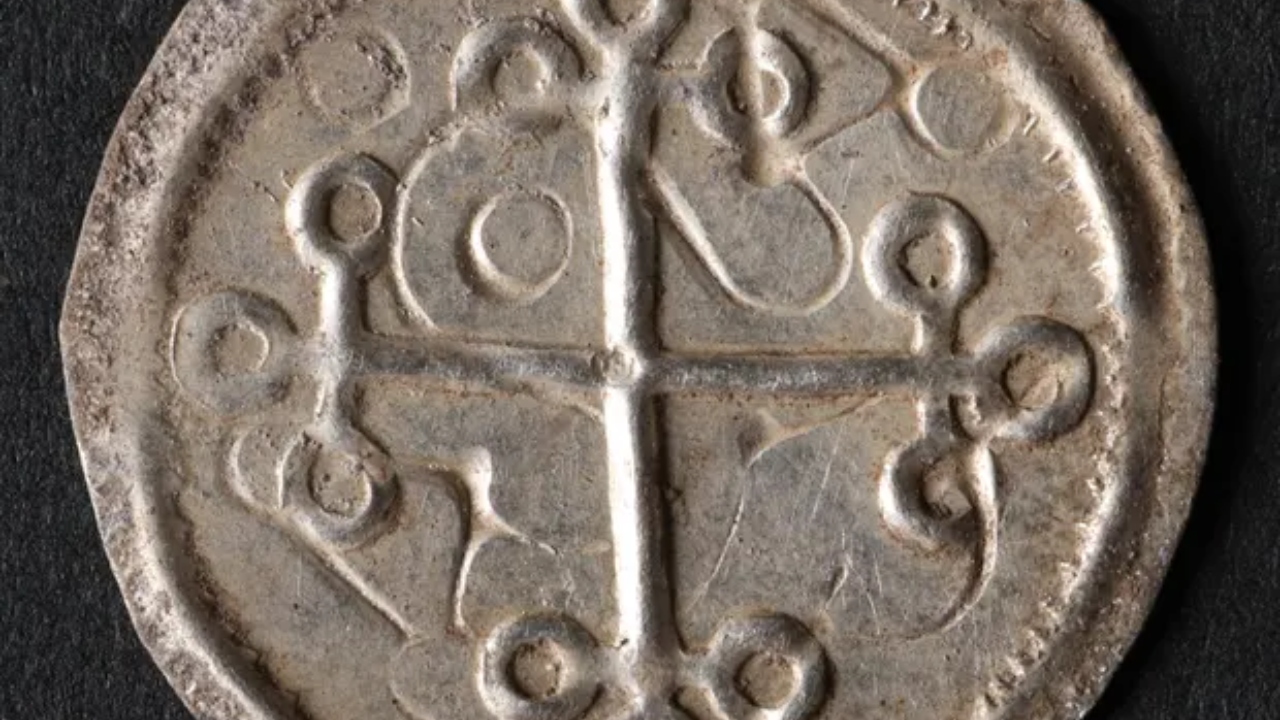 Na Dinamarca, tesouro de moedas viking de 1.000 anos é desenterrado