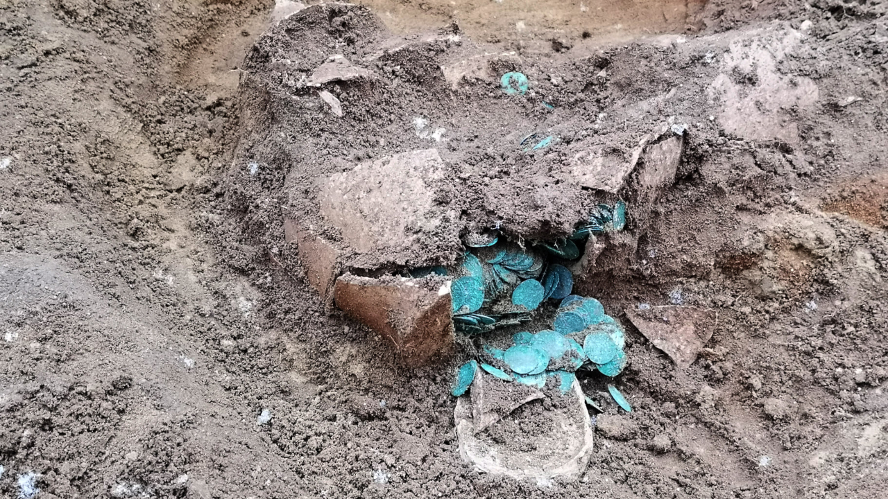 Em uma fazenda da Hungria, 7 mil moedas de prata são encontradas por arqueólogos