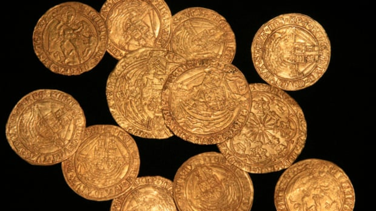 Tesouro com 64 moedas da Era Tudor é encontrado por acaso em jardim