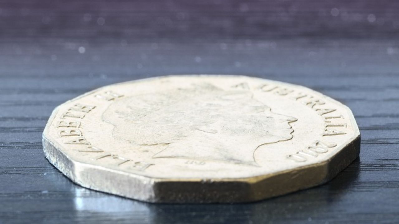 No oposto de Elizabeth, Charles III olhará para esquerda em novas moedas