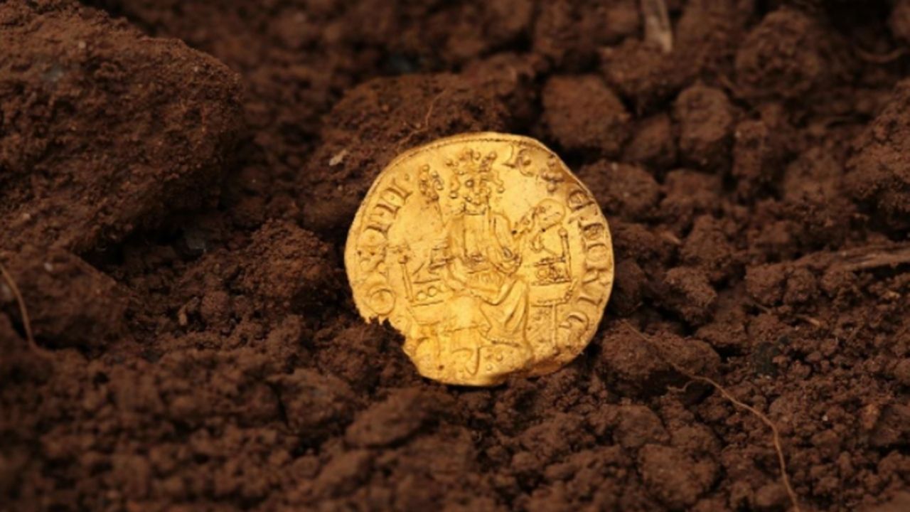 Moeda medieval rara é descoberta por arqueólogo amador britânico