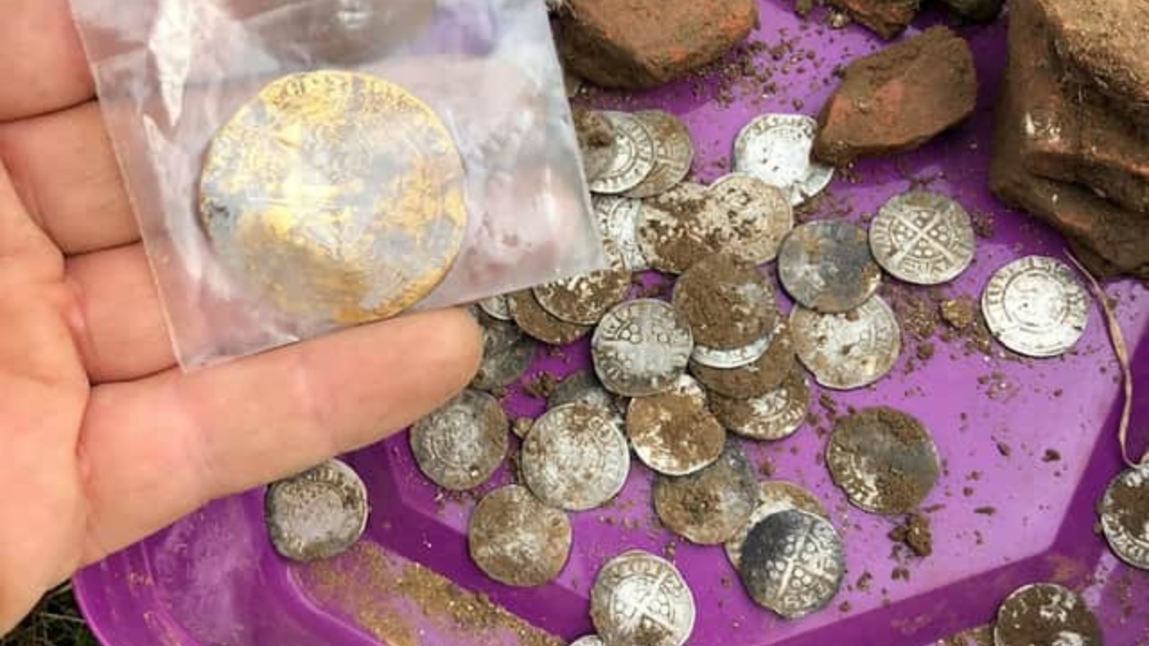 Os detectoristas amadores que encontraram mais de 600 moedas medievais