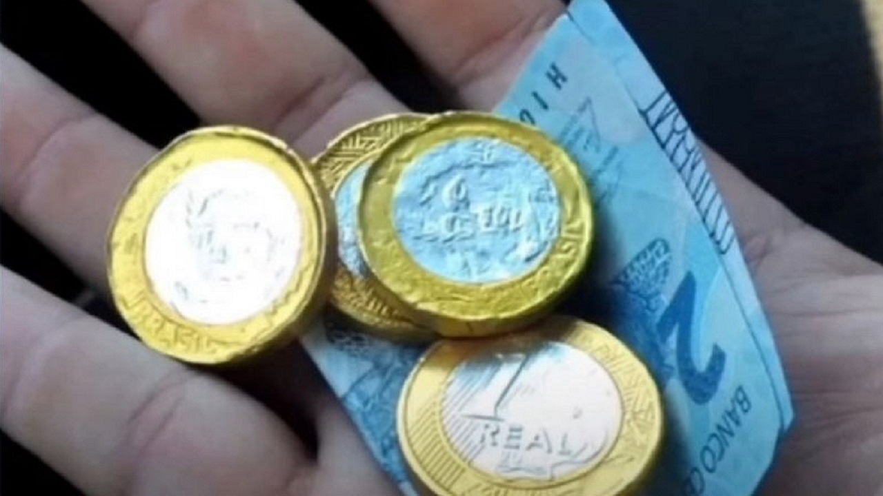 Recebeu moedas de chocolate: Motorista de app relata golpe