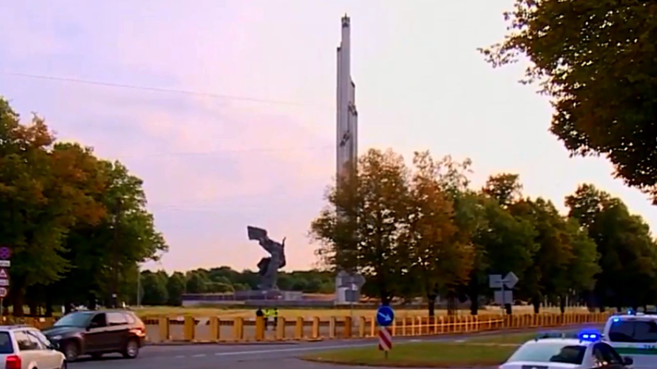 Monumento construído na era soviética é derrubado na Letônia
