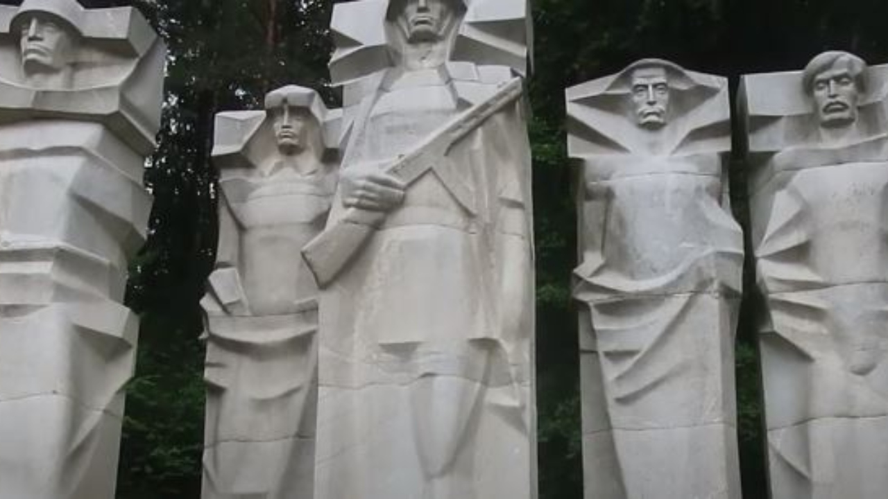 Esculturas de seis soldados soviéticos são desmontadas na Lituânia