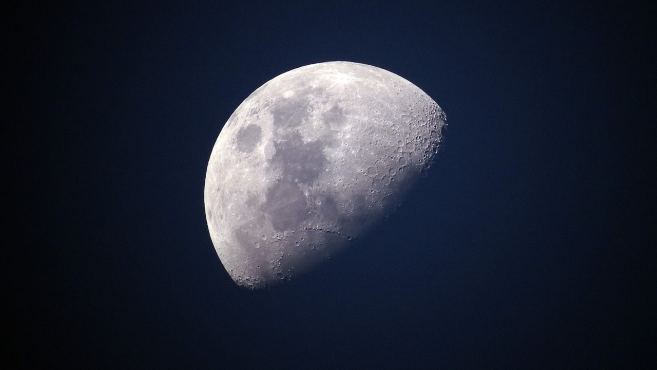 Estudo com poeira trazida da Apollo 17 aponta que Lua é 40 milhões de anos mais velha