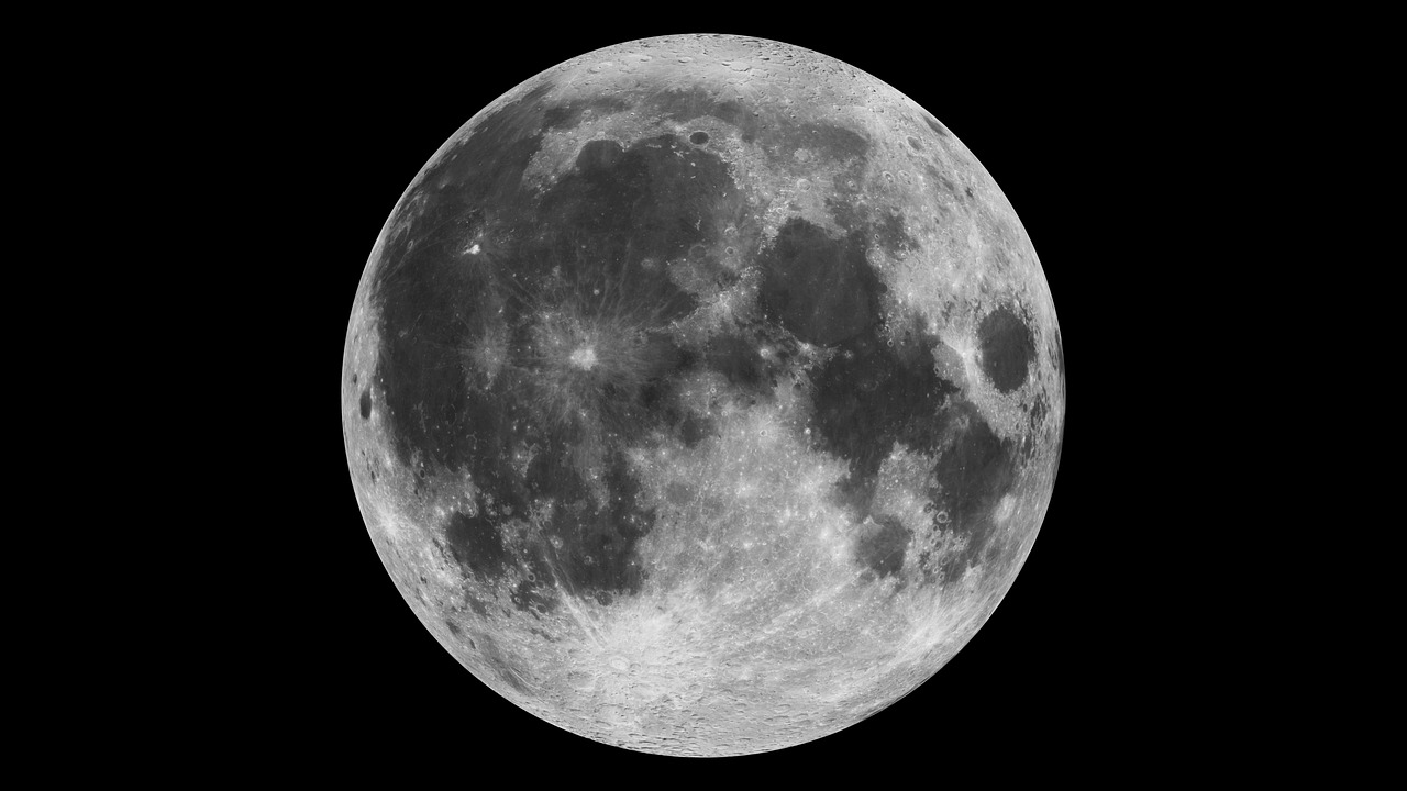 Última superlua do ano ocorre amanhã; saiba como observar o fenômeno