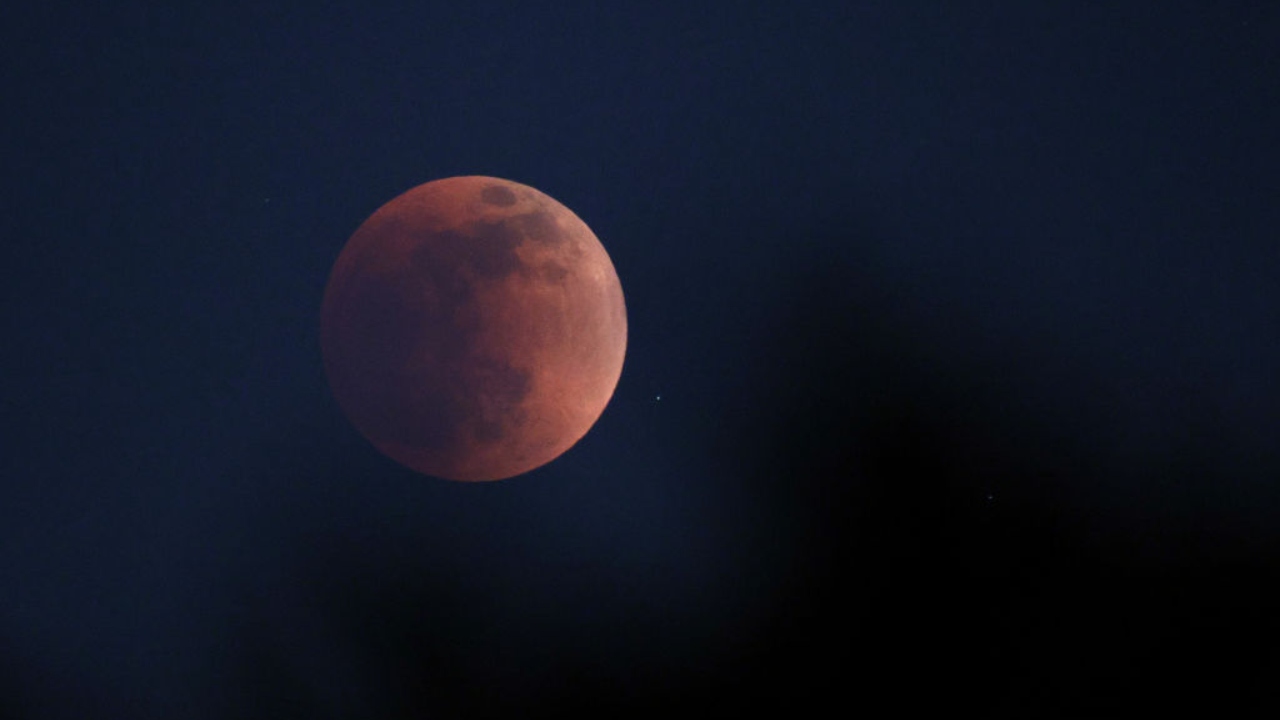 Confira imagens do eclipse lunar ocorrido neste domingo, 15