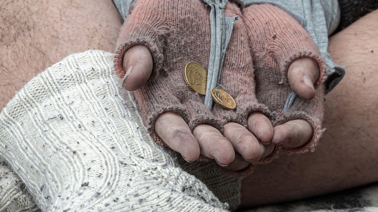 Prefeito de Curitiba monta projeto para multar quem distribuir comida para moradores de rua sem autorização