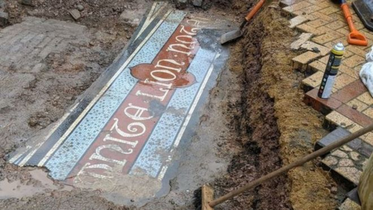 Reformas em cidade na Inglaterra revelam mosaico de 150 anos