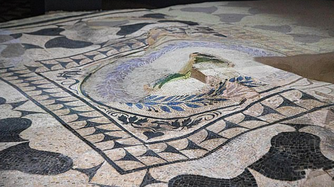 Mosaico intacto de 2 mil anos é encontrado sob Monte Aventino, em Roma
