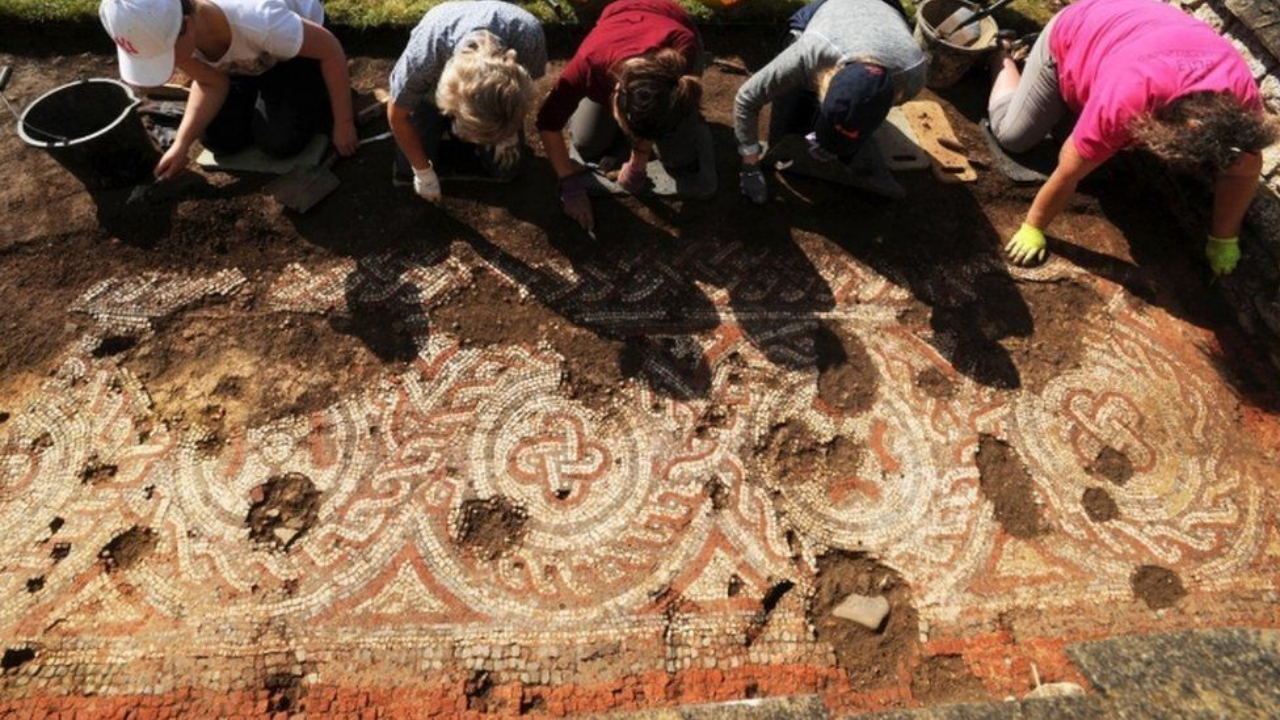 Mosaico do século 5 de vila romana é encontrado na Grã-Bretanha