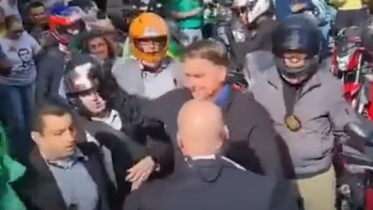 Ao ser retirada de motociata, mulher xinga Bolsonaro de corrupto