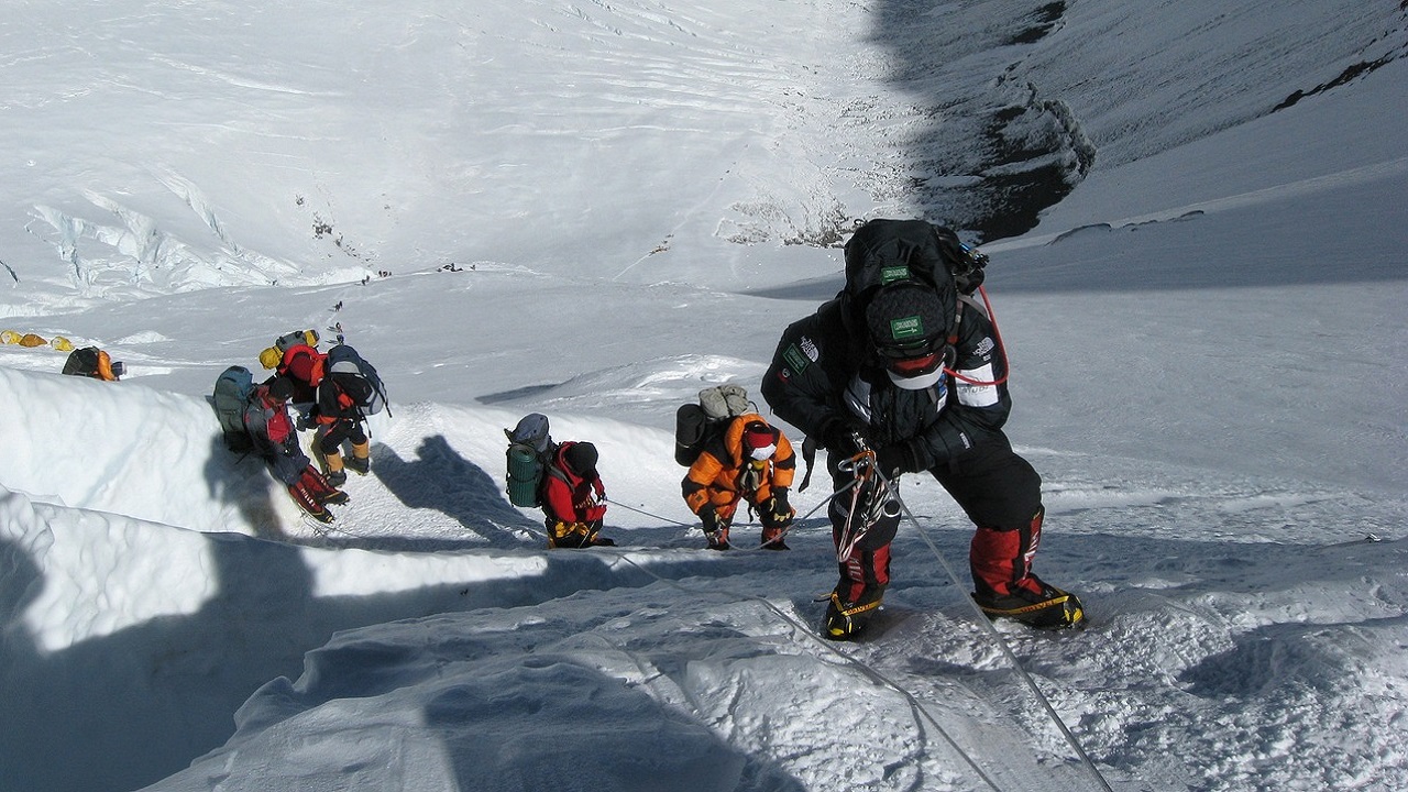 Alpinista é criticada por não pagar sherpa que salvou sua vida no Monte Everest