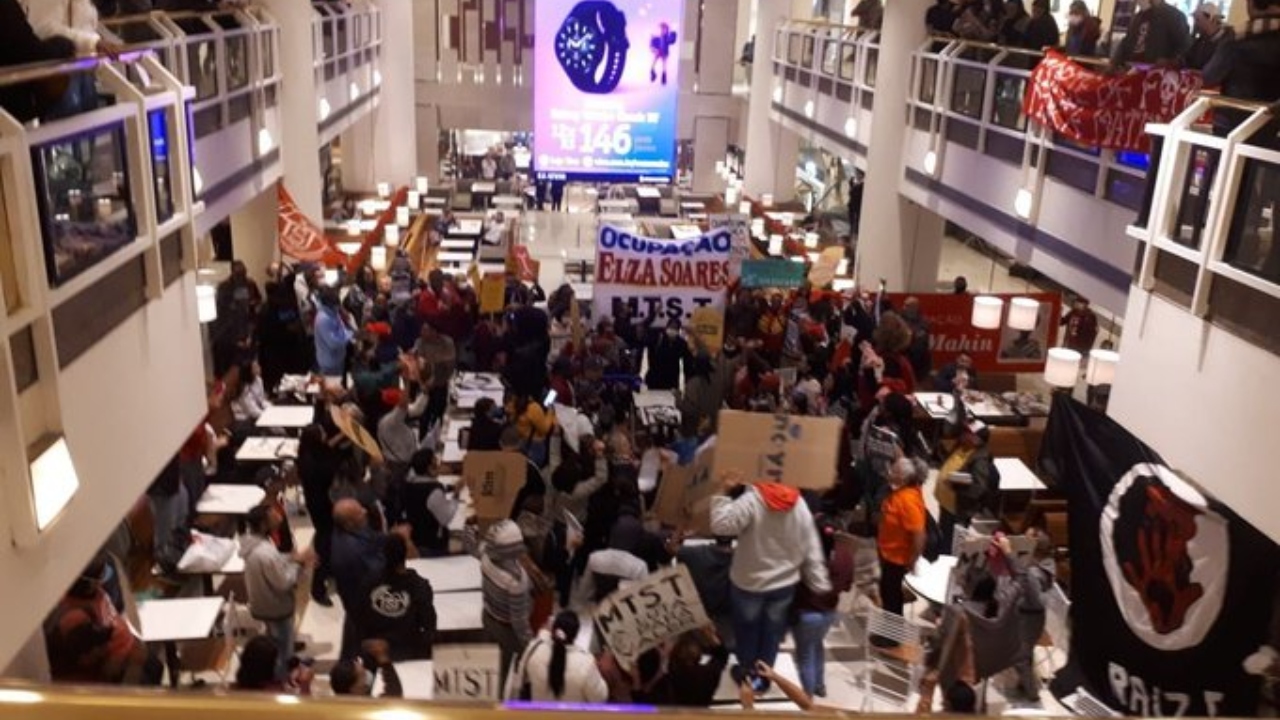 MTST faz protesto contra a fome em shopping de luxo de São Paulo
