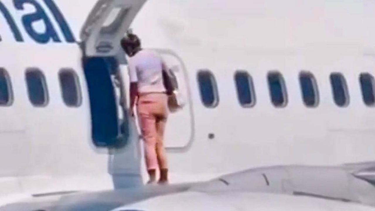 Sentindo calor, mulher abre porta de avião e fica em cima da asa