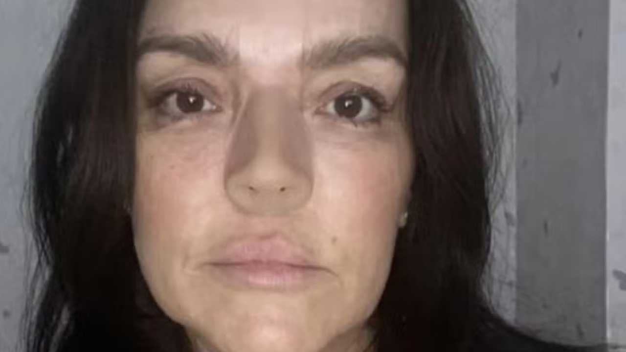 Após meses sentido cheiros esquisitos, mulher precisa retirar o nariz inteiro
