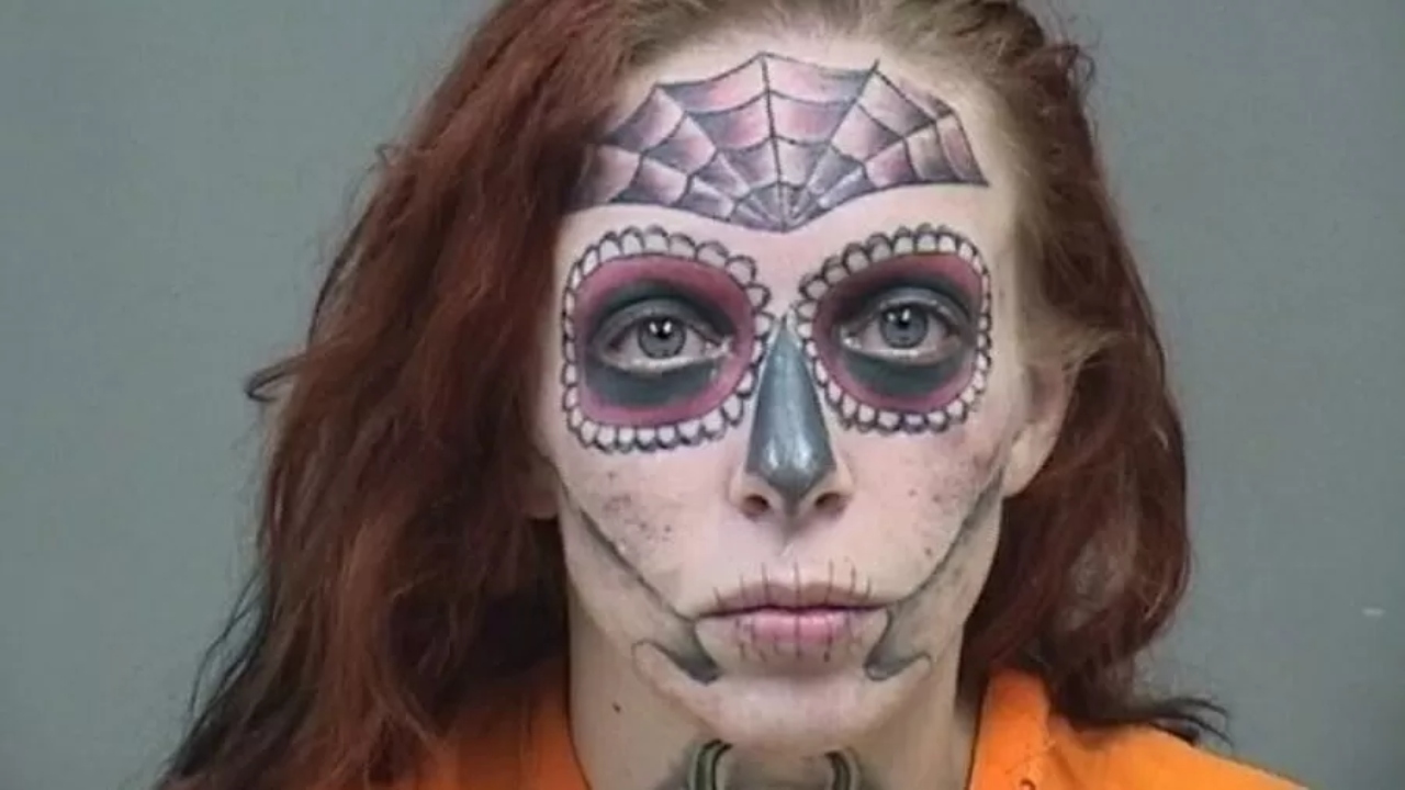 Após foto de prisão viralizar, mulher decide remover tatuagens do rosto