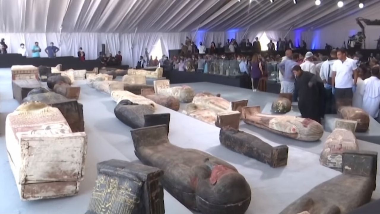 Vídeo mostra abertura de sarcófago e artefatos egípcios de 2.500 anos