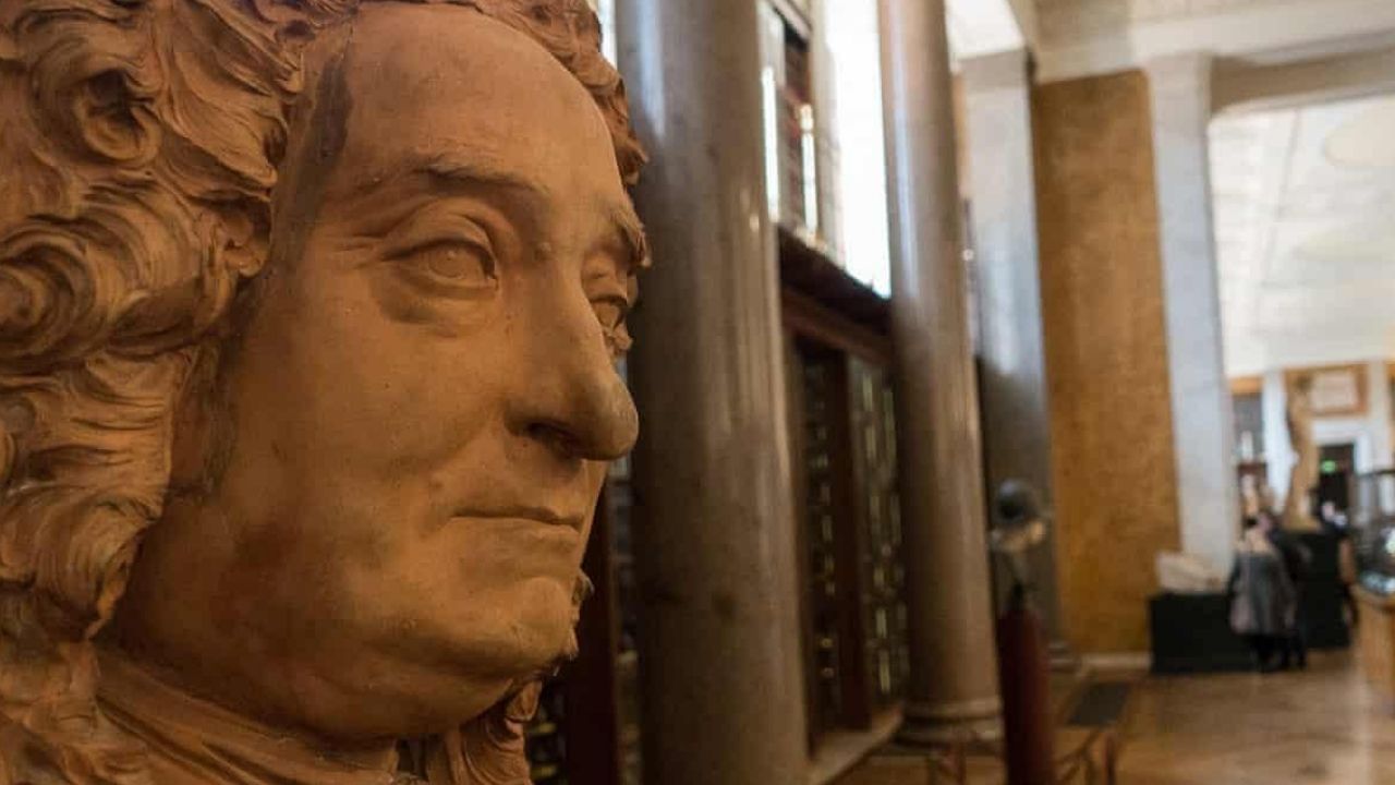 Museu Britânico remove estátua do fundador por ligações com a escravidão