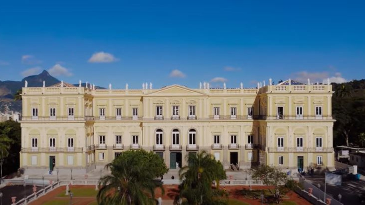 Fachada do Museu Nacional é restaurada quatro anos após incêndio