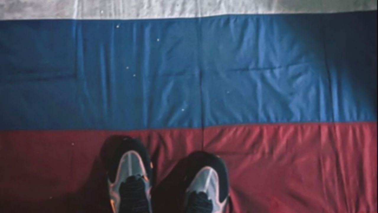 Ministro russo critica nadadora ucraniana que pisou em bandeira da Rússia: ‘Repugnante’