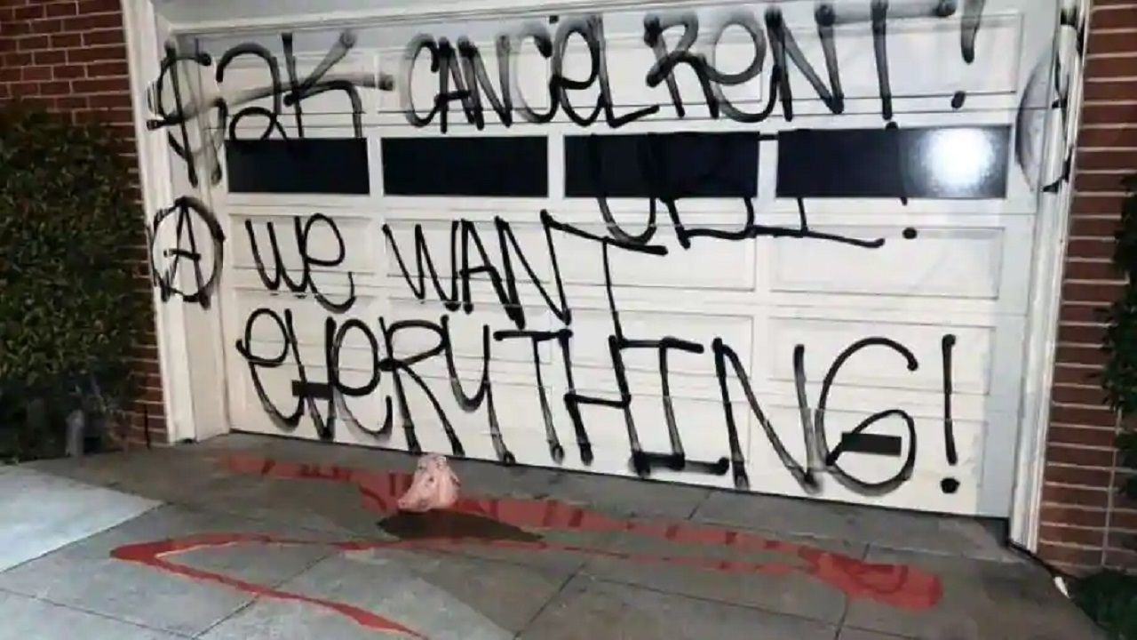 Pichações, cabeça de porco decapitada e sangue falso: Casa de Nancy Pelosi é vandalizada nos EUA