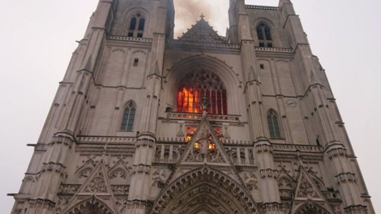 Homem confessa ter ateado fogo na Catedral de Nantes, na França