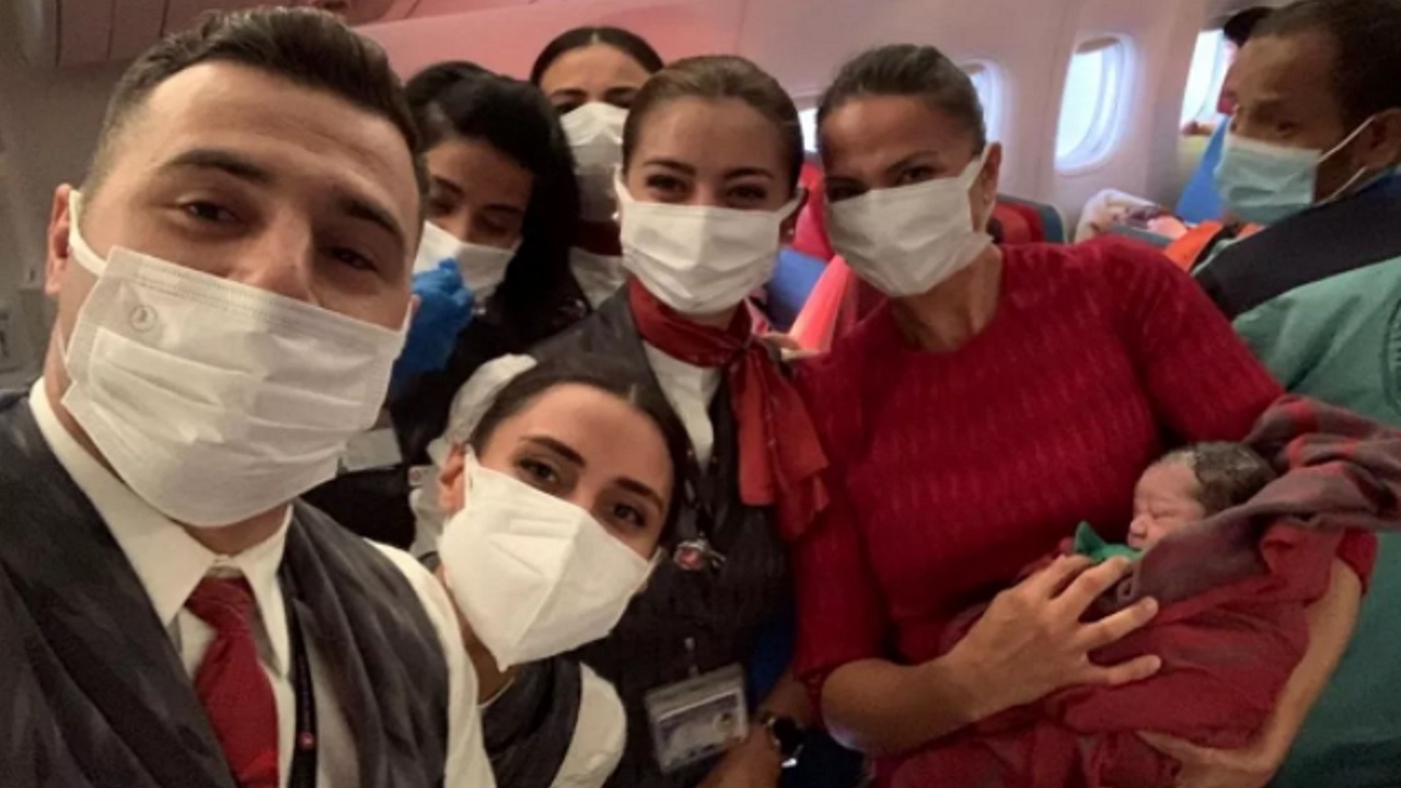 Afegã que viajava para a Grã-Bretanha dá à luz durante voo