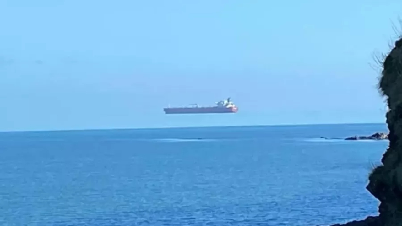O que explica os registros que mostram navio que parece ‘flutuar no céu’ do Reino Unido?