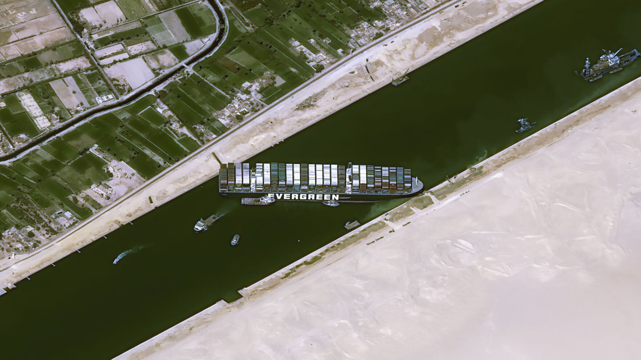 Após quase uma semana, equipe consegue desencalhar meganavio no Canal de Suez