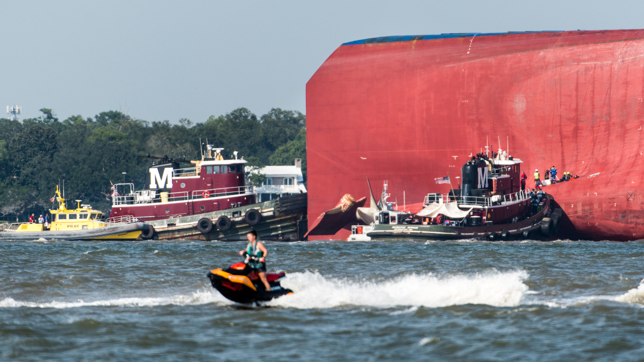 Navio tombado há quase dois anos é alvo de vandalismo nos EUA