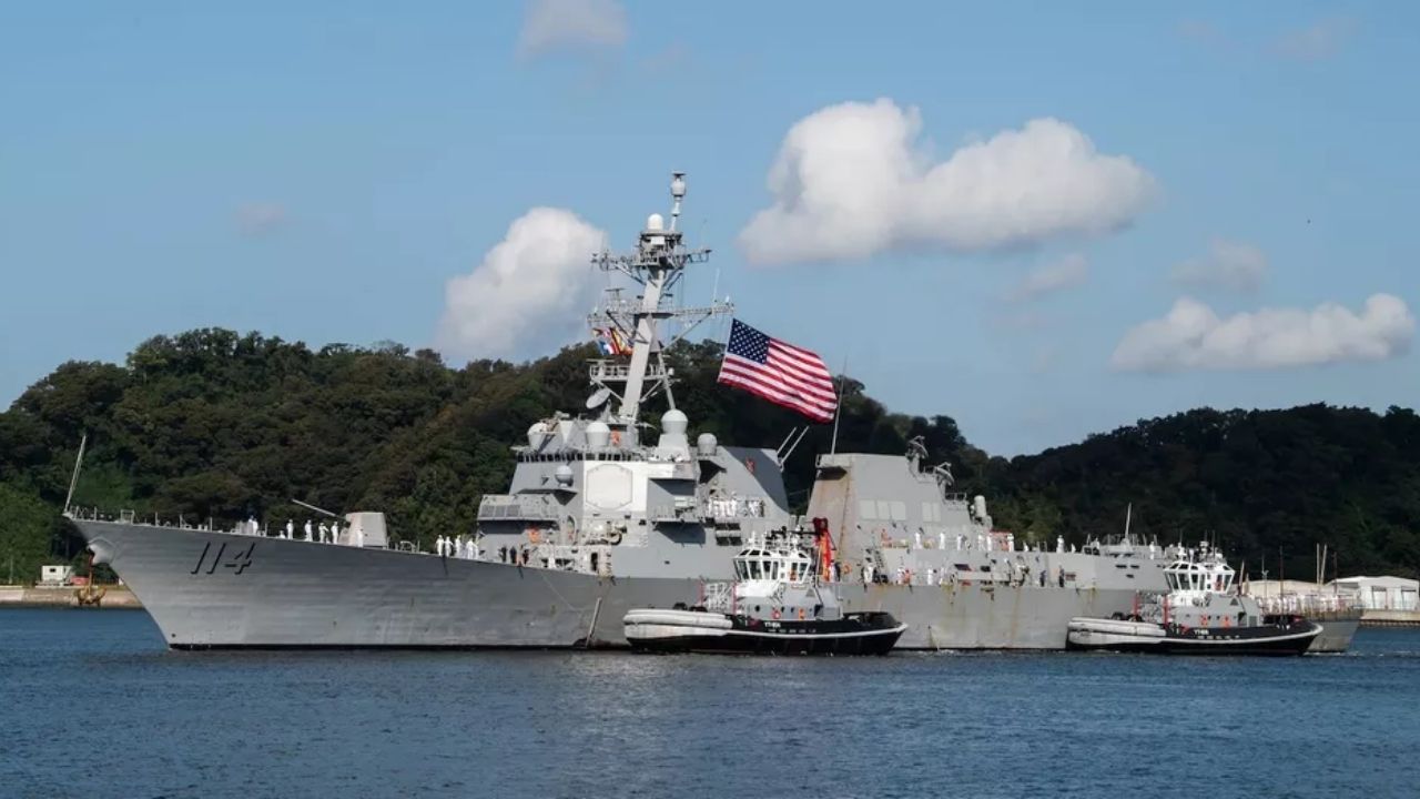 Navio de guerra estadunidense faz passagem no estreito de Taiwan
