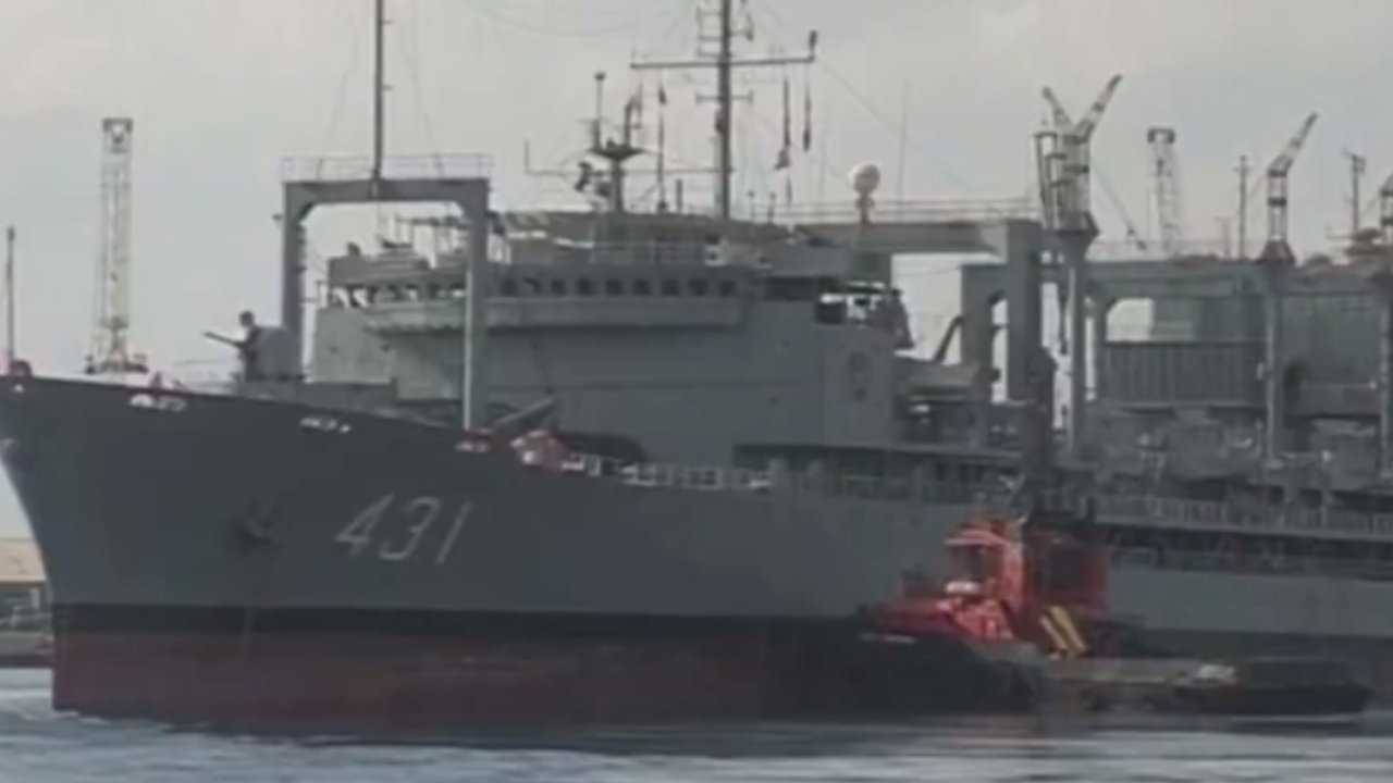Kharg, maior navio de guerra do Irã, afunda após pegar fogo