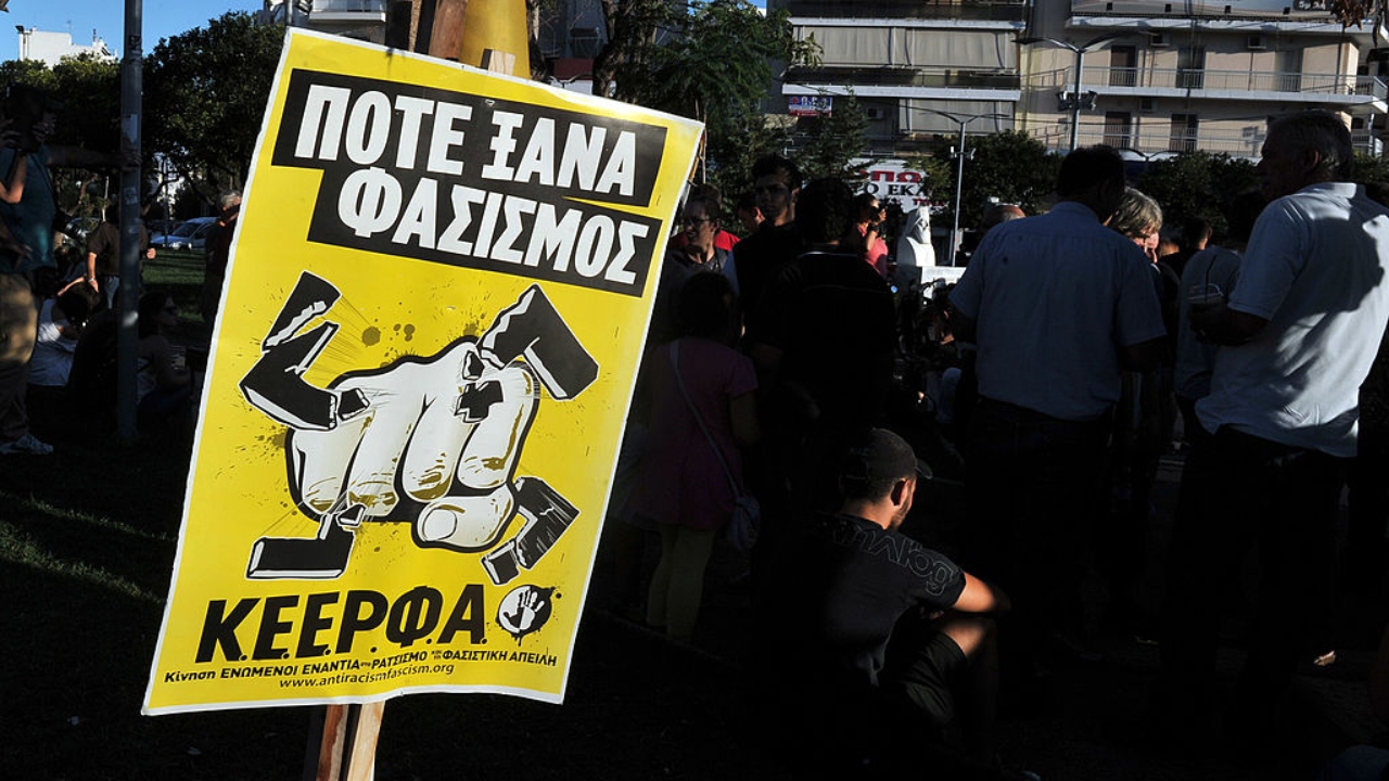 Parlamento grego aprova lei que barra partido ligado a neonazistas em eleições