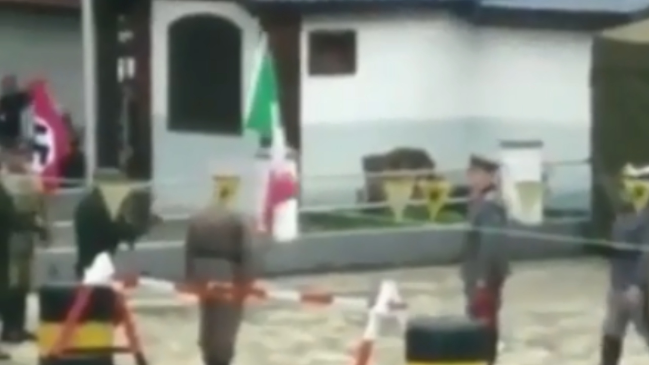 Em encenação, colégio militar hasteia bandeira nazista