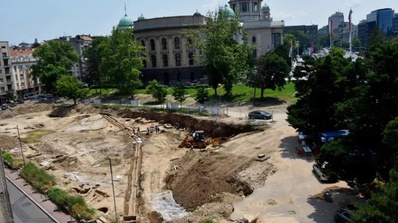 Descoberta de necrópole romana é ameaçada por construção de estacionamento em Belgrado