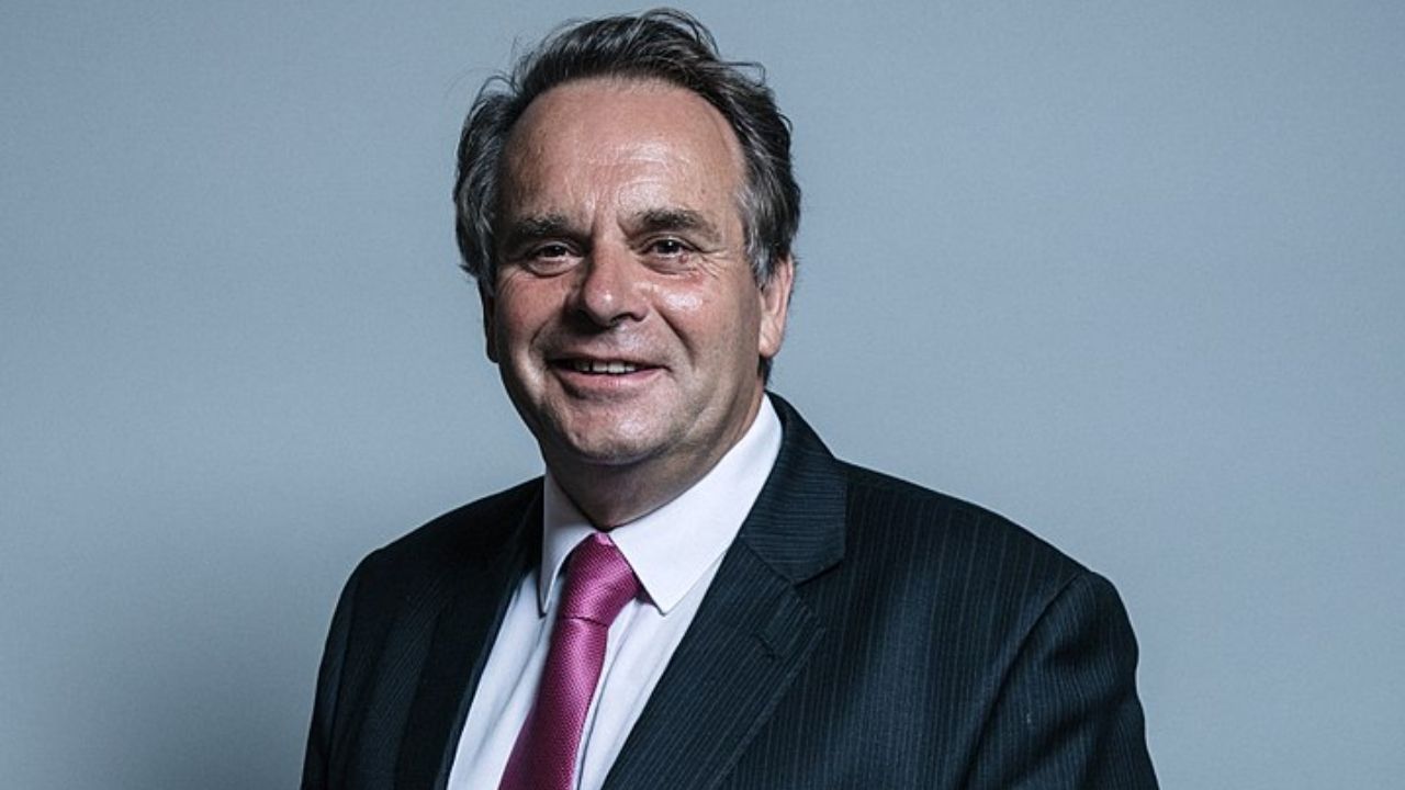 Deputado conservador britânico renuncia após assistir pornografia durante debate