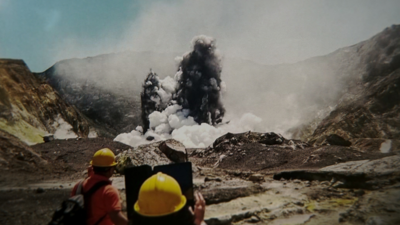 Mortes e graves queimaduras: O vulcão que entrou em erupção durante visita de turistas