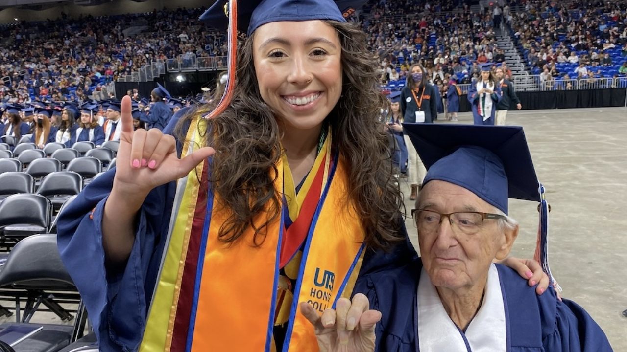 EUA: Avô de 87 anos se forma na graduação ao lado de sua neta