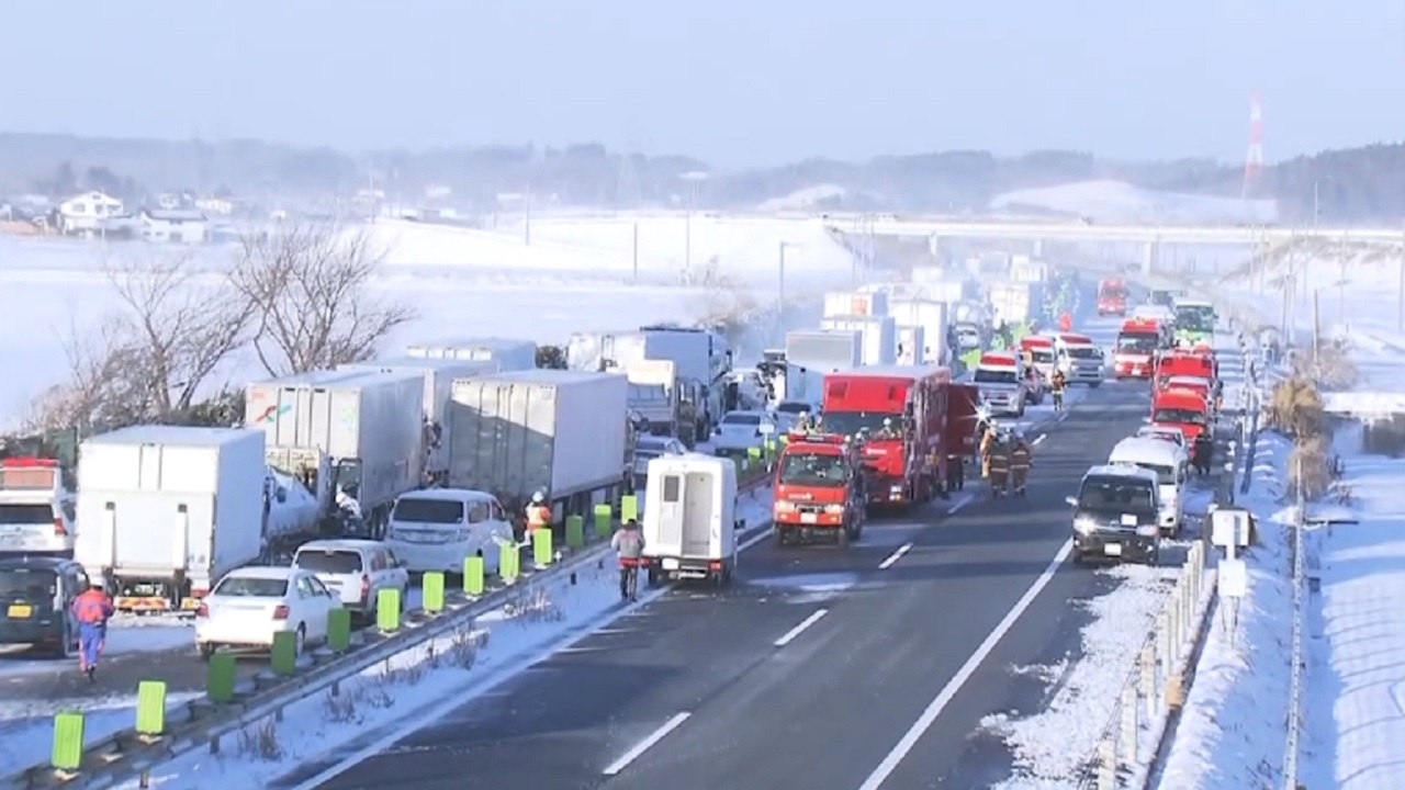 Tempestade de neve causa uma morte e engavetamento de 130 carros no Japão