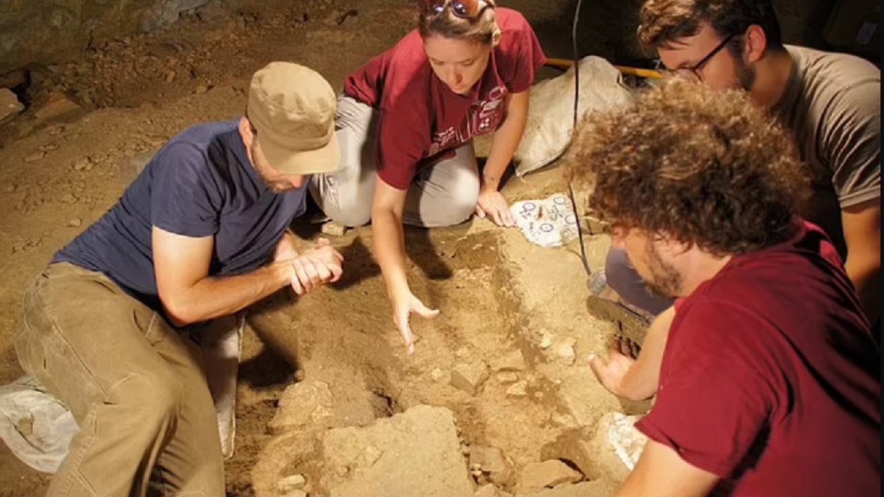 Enterro de jovem de 10 mil anos é descoberto na Itália