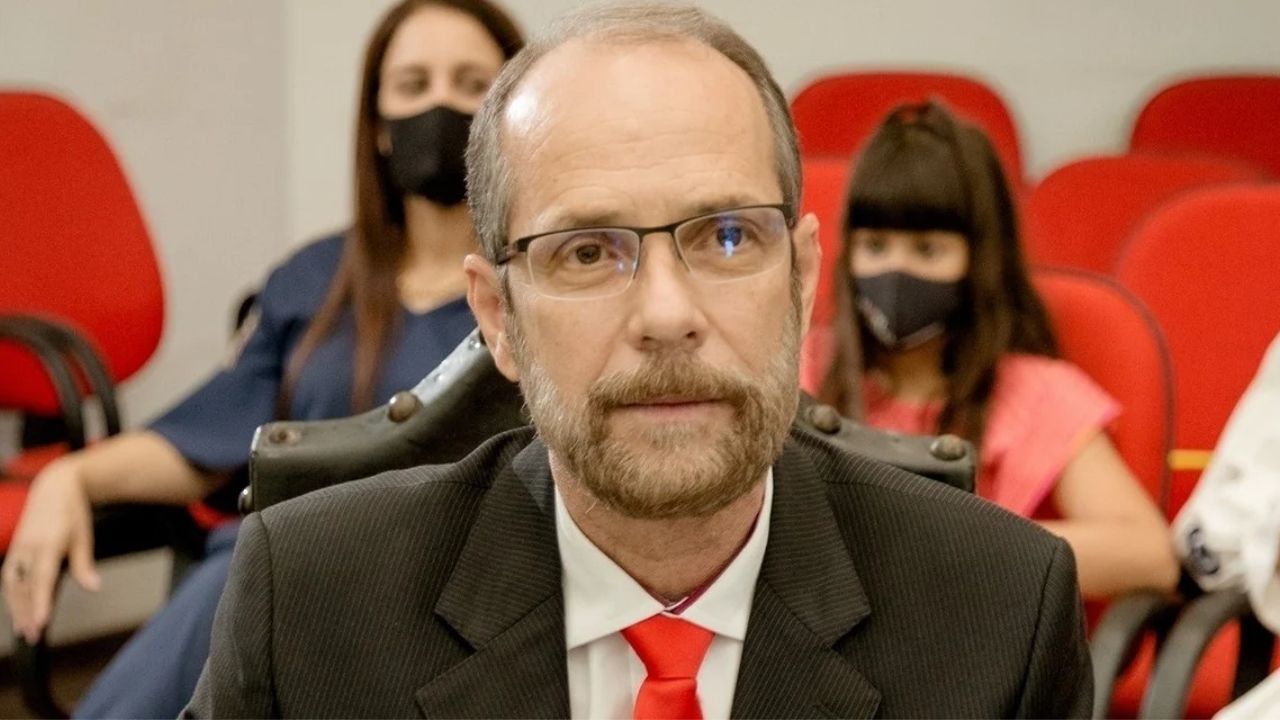 Vereador de MG alfineta Paulo Freire em sessão: ‘Diabo violento’