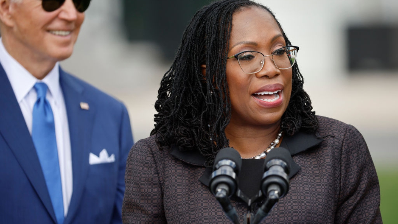 Em marco histórico, Ketanji Jackson se torna primeira mulher negra ministra nos EUA