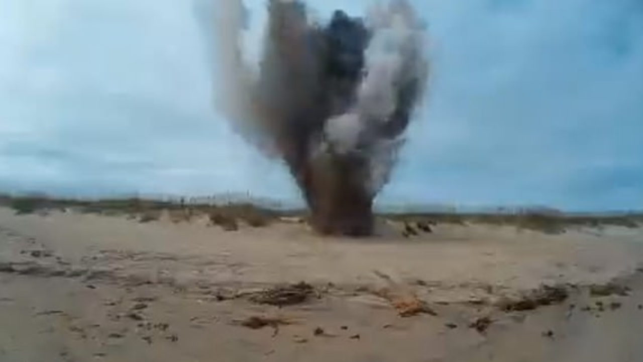 Bomba da Segunda Guerra Mundial é detonada pela marinha dos EUA
