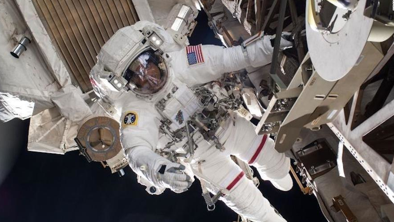 Pedaço de traje espacial de astronauta se quebra durante missão na ISS