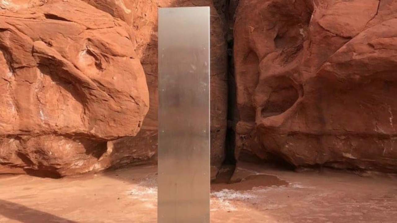Intrigante obelisco aparece em deserto dos EUA e gera teorias bizarras nas redes sociais