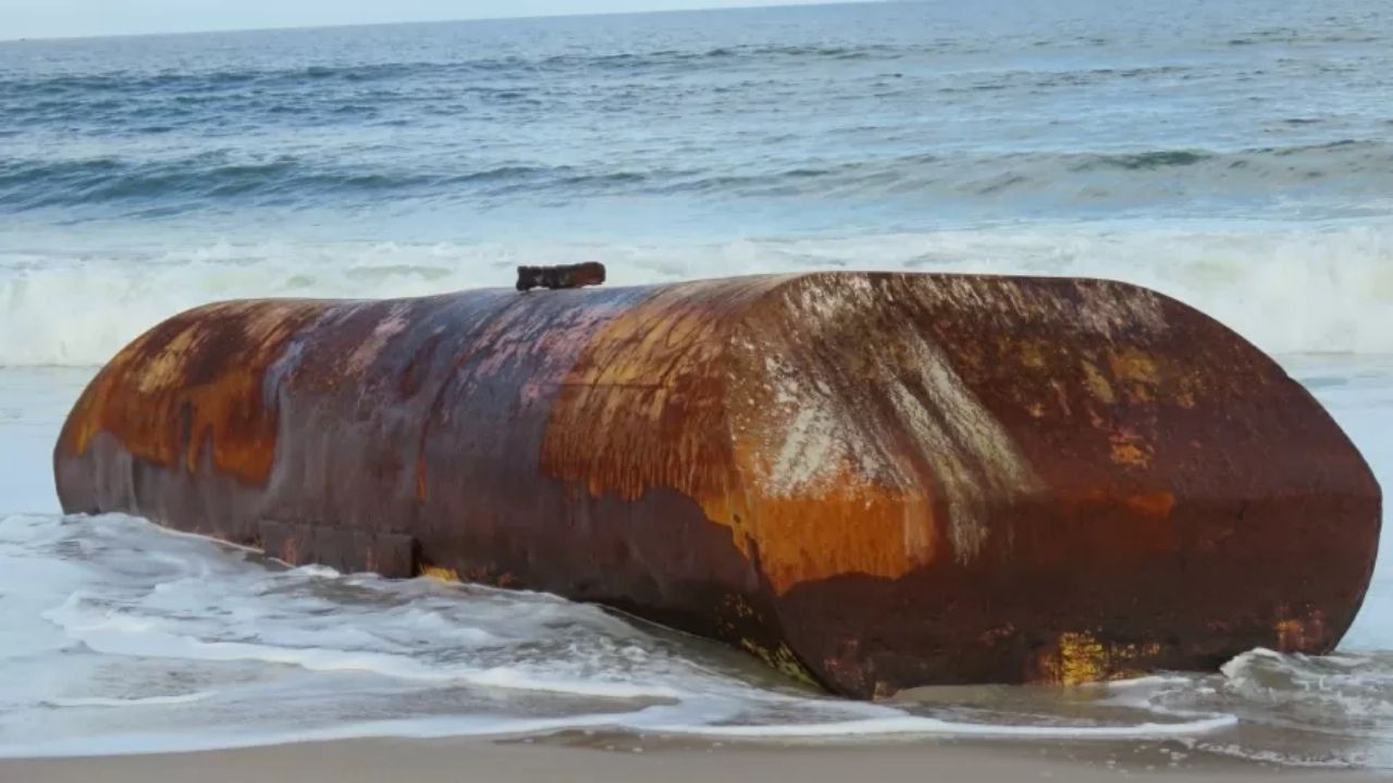 Artefato misterioso de 6 metros de comprimento surge em praia nos EUA