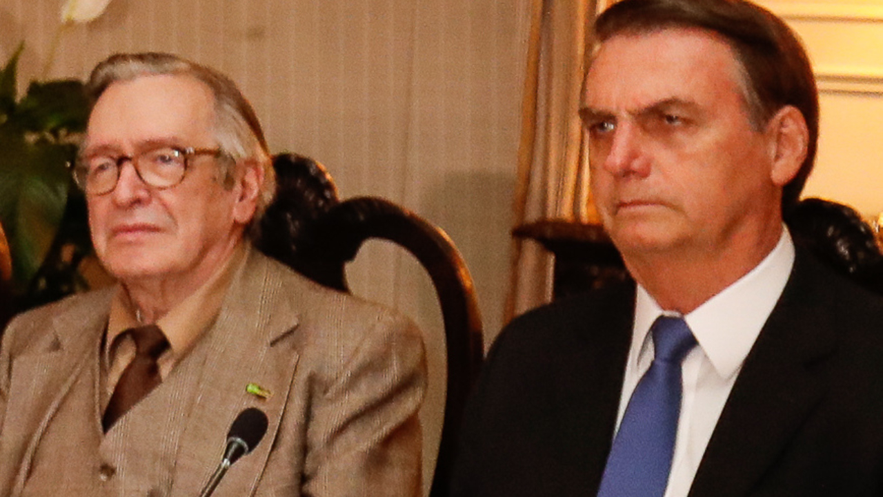 Bolsonaro anuncia luto oficial para Olavo de Carvalho